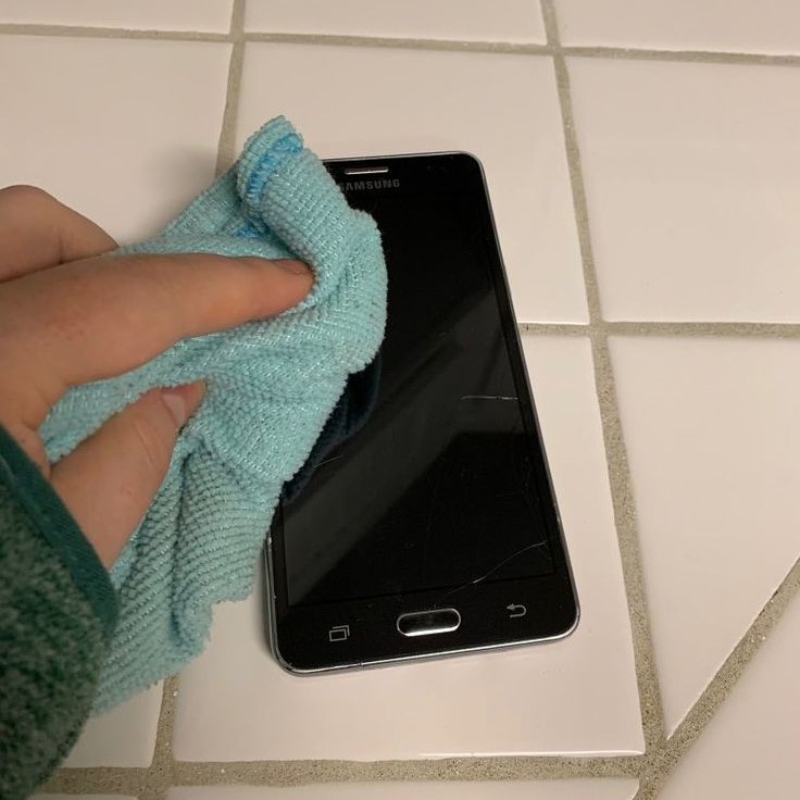 how to clean your phone screen