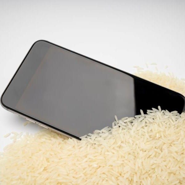 does putting your phone in rice work