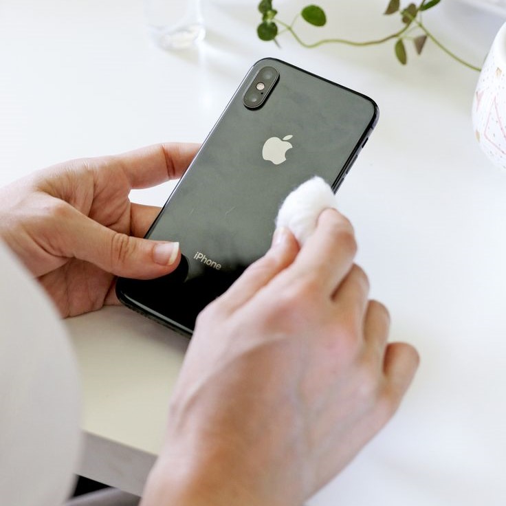 how to clean your phone screen