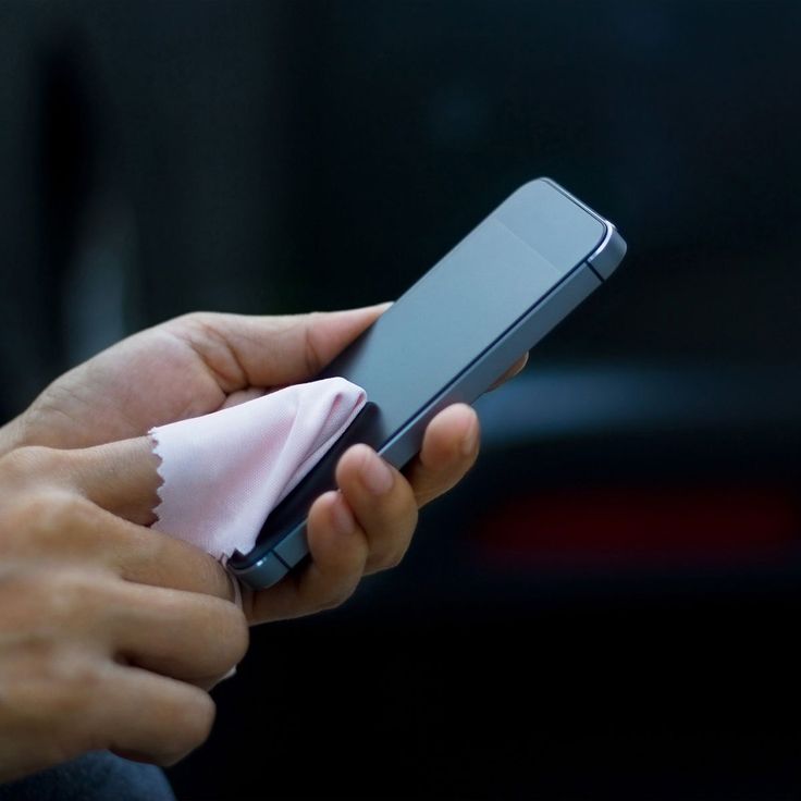 how to clean your phone screen
