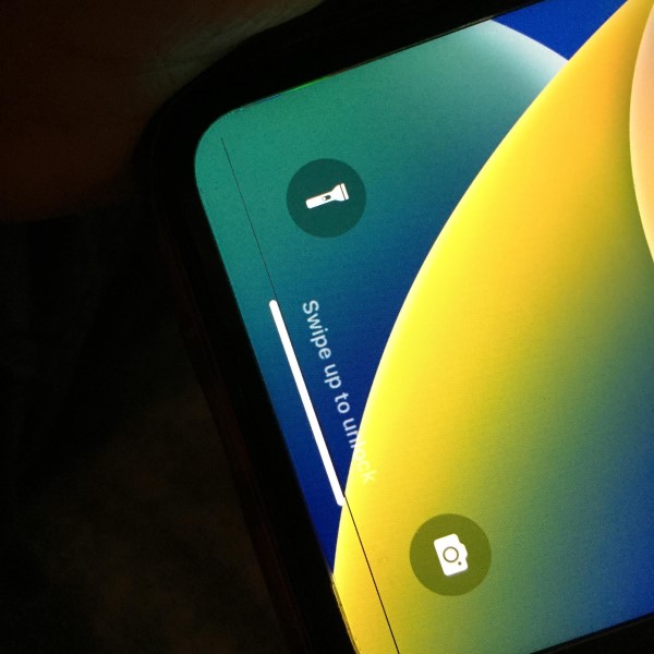 what causes horizontal lines on phone screen
