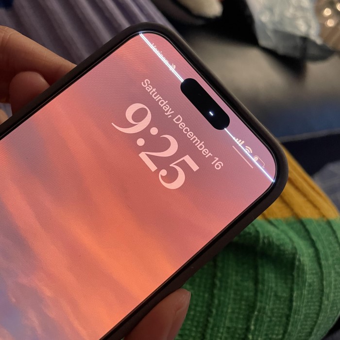 what causes horizontal lines on phone screen