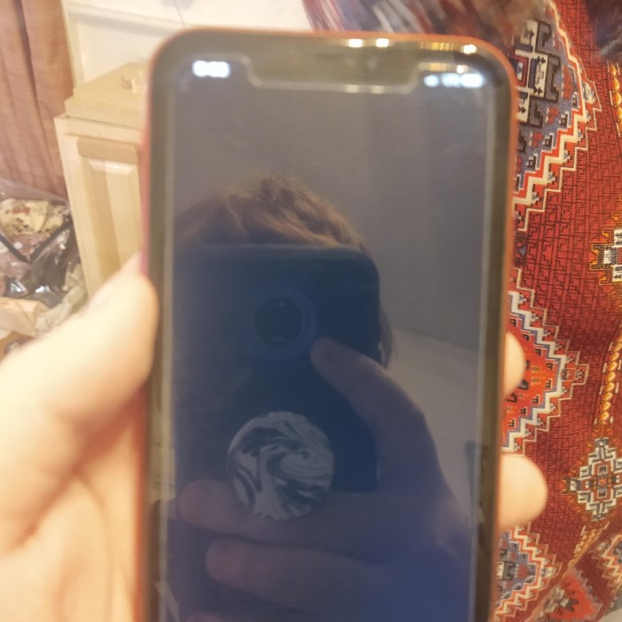 why does my phone screen keep going black